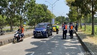 Sejumlah petugas dari Dishub Kota Bandung ikut menjaga akses Stadion GBLA.