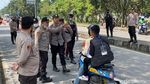 Kala Petugas Kawal Ketat Akses Stadion GBLA