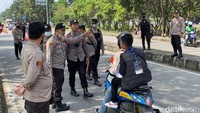 Polisi mencegat bobotoh yang hendak ke Stadion GBLA Bandung. 