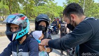 Polisi meminta penonton untuk menunjukkan tiket fisik berupa gelang yang terpasang di tangan. Penonton yang ingin masuk ke kawasan Stadion GBLA harus memperlihatkan gelang tersebut.