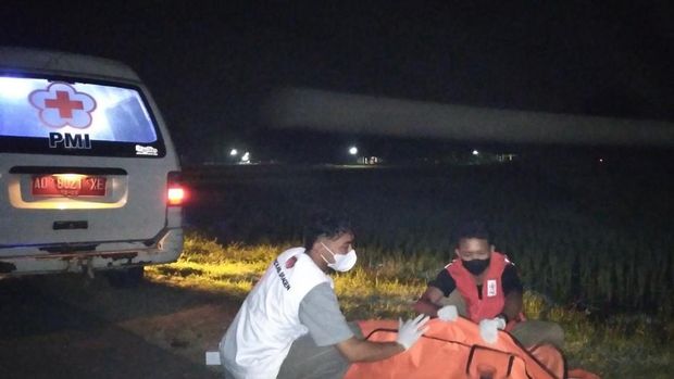 Petugas PMI Sragen mengevakuasi korban tewas di Kedungupit, Sragen, Sabtu (30/7/2022).