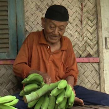 Abah Hamdan harus terus mencari nafkah dengan berjualan pisang meskipun sudah memasuki usia senja. Mari Bantu Abah Hamdan lewat donasi berbuatbaik.