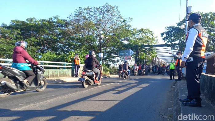 Polisi bekerja sama petugas dinas survei titik kemacetan di Jembatan Barombong Makassar