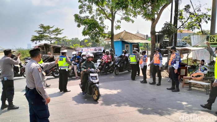 Polisi memeriksa Bobotoh yang akan masuk ke Stadion GBLA.