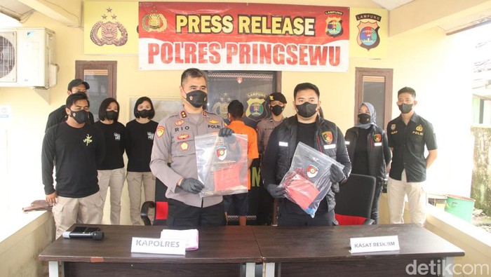 Polisi menangkap pria yang mencabuli anaknya sendiri yang masih berusia 12 tahun.