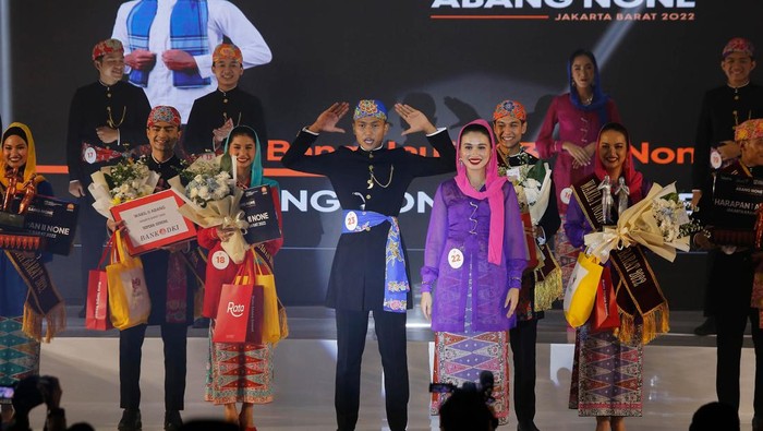 Suku Dinas Pariwisata dan Ekonomi Kreatif Jakarta Barat menggelar perhelatan Malam Final Pemilihan Abang-None Jakarta Barat 2022. Begini potret kemeriahannya.