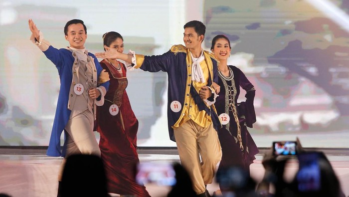 Potret Kemeriahan Abang None Jakarta Barat 2022 Suku Dinas Pariwisata dan Ekonomi Kreatif Jakarta Barat menggelar perhelatan Malam Final Pemilihan Abang-None Jakarta Barat 2022. Begini potret kemeriahannya.