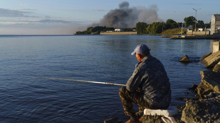 Potret Warga Asyik Mancing di Tengah Perang Rusia-Ukraina Invasi Rusia ke Ukraina masih berlanjut. Di saat warga sedang berlindung dari peperangan itu, ada seorang warga malah asyik mancing di distrik Vyshhorod.