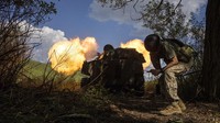 Hingga kini perang antara Rusia dengan Ukraina masih berlanjut. Tampak pasukan Ukraina sedang menembakkan rudal ke arah pasukan Rusia di garis depan wilayah Kharkiv, Ukraina. AP Photo/Evgeniy Maloletka.