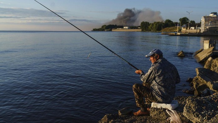 Invasi Rusia ke Ukraina masih berlanjut. Di saat warga sedang berlindung dari peperangan itu, ada seorang warga malah asyik mancing di distrik Vyshhorod.