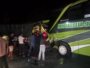 Adu Banteng Bus Pariwisata Vs Truk di Jalan Daendels Kulon Progo, 1 Tewas