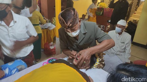 Ritual Mapendes atau Metatah bagi Umat Hindu yang beranjak dewasa
