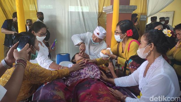 Ritual Mapendes atau Metatah bagi Umat Hindu yang beranjak dewasa