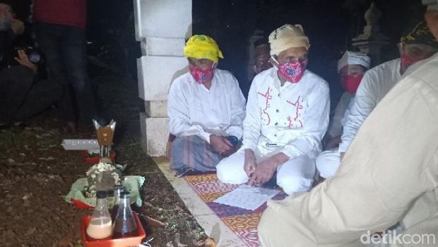 Ritual mengambik tanah (ambil tanah), salah satu ritual dalam rangkaian tradisi Tabot dalam menyambut dan merayakan tahun baru Islam di Bengkulu.