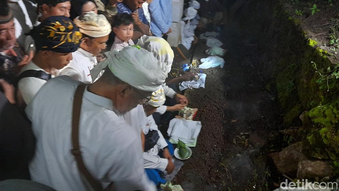 Ritual mengambik tanah (ambil tanah), salah satu ritual dalam rangkaian tradisi Tabot dalam menyambut dan merayakan tahun baru Islam di Bengkulu.