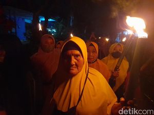 Semangatnya Nenek di Sumedang Meriahkan Pawai Obor