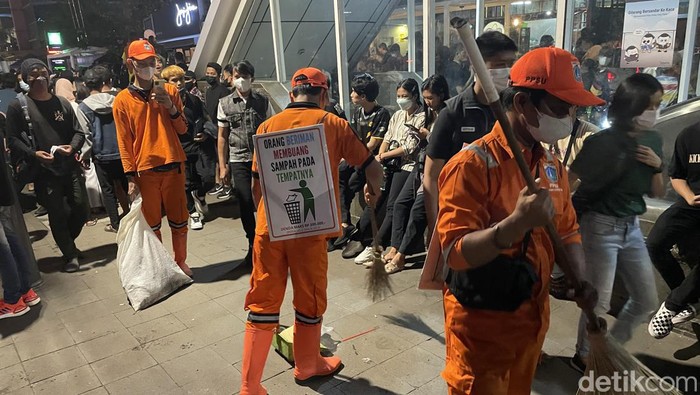 Sejumlah PPSU bersih-bersih sampah di kawasan Citayam Fashion Week, Dukuh Atas