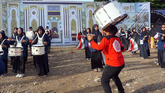 Peserta Pawai Fajar menampilkan atraksi drum band di Kota Sorong, Papua Barat, Sabtu (30/7/2022). Umat Islam di Kota Sorong tumpah ruah mengikuti kegiatan Pawai Fajar dan bazar amal pembangunan Masjid Al Akbar pada peringatan Tahun Baru Islam 1 Muharram 1444 Hijriah. ANTARA FOTO/Olha Mulalinda/rwa.