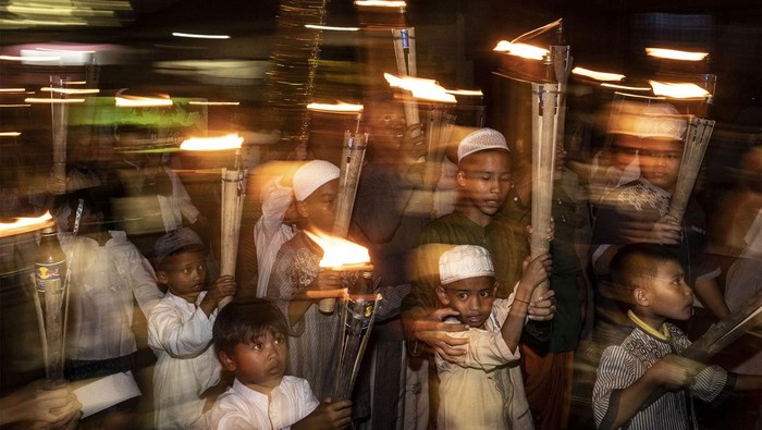 Momentum Tahun Baru Hijriah disambut meriah oleh masyarakat Indonesia. Pawai obor pun digelar di sejumlah daerah.