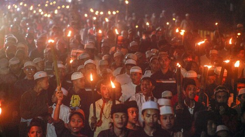 Momentum Tahun Baru Hijriah disambut meriah oleh masyarakat Indonesia. Pawai obor pun digelar di sejumlah daerah.