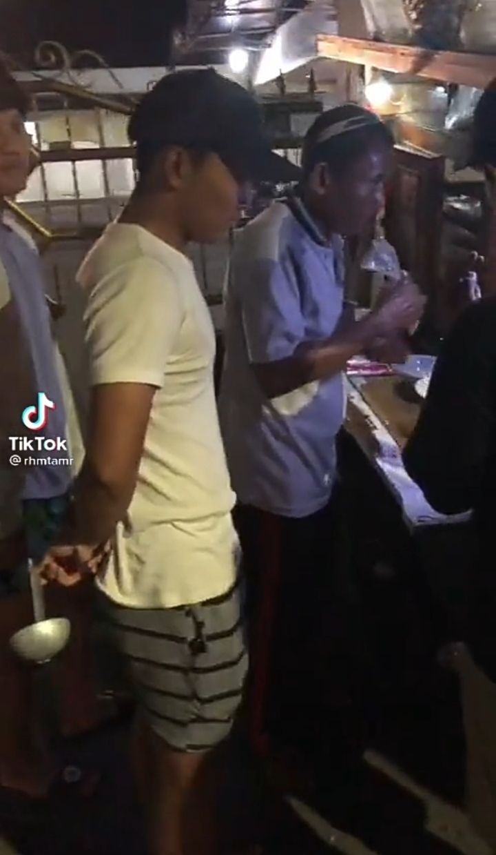 Kocak! 5 Netizen Sembunyikan Centong Bakso hingga Bikin Pedagang Bingung