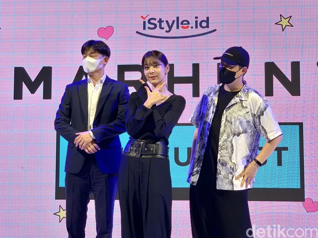 Sebelum memulai fanmeeting, Seol In Ah menghadiri konferensi pers Marhen J. Aktris cantik itu telah digaet menjadi muse alias face of the brand produk tas Korea tersebut. Foto: dok. R Chairini Putong/Wolipop