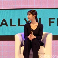 Aktris 26 tahun itu tampil menawan memakai baju serba hitam. Ia mengenakan long shirt dan loose pants yang dipermanis dengan belt dan heels berwarna krem. Foto: dok. R Chairini Putong/Wolipop