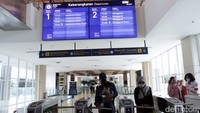Petugas stasiun disiagakan melayani para penumpang KRL.