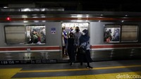 Sejumlah penumpang commuter line turun di Stasiun BNI City.