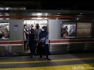 Heboh Ibu dan Anak Dilarang Duduk Sama Penumpang KRL, Alasannya Bikin Geram!