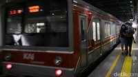 Pada hari pertama naik turun penumpang KRL, Stasiun BNI City masih tampak sepi.