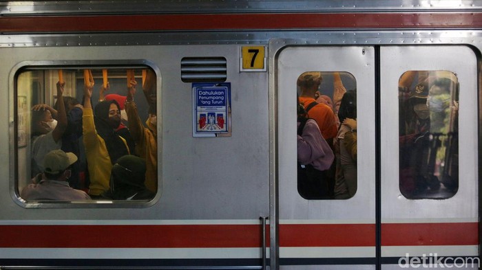 Mulai hari ini, Sabtu 30 Juli 2022, Stasiun BNI City melakukan uji coba pelayanan penumpang KRL. Sebelumnya, stasiun ini hanya melayani penumpang Kereta Bandara Soekarno-Hatta.
