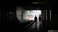 Jumlah penumpang KRL yang turun di Stasiun BNI City dari arah Angke menuju Manggarai berdasarkan pantauan sekitar belasan orang.
