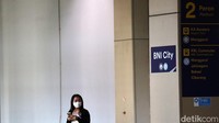 Penumpang yang hilir mudik di Stasiun BNI City pun tidak terlalu banyak.