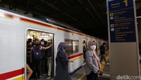 Stasiun BNI City dibuka untuk penumpang KRL Commuter Line untuk memberikan alternatif bagi masyarakat, sehingga kepadatan di Stasiun Sudirman dan Karet bisa terurai.