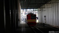 Bila awalnya, pengguna kereta bandara harus berjalan 200 meteran ke Stasiun Sudirman untuk naik KRL, kini di satu bangunan stasiun sudah bisa dilakukan.