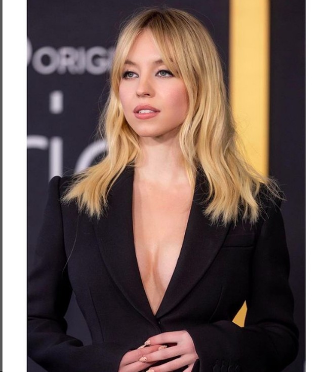 Adegan kontroversialnya tersebut justru membuatnya menjadi lebih percaya diri, Dulu dia mengaku memiliki masalah kepercayaan diri, namun kini dia merasa lebih positif dengan tubuhnya. Foto: dok. Instagram/@sydney_sweeney