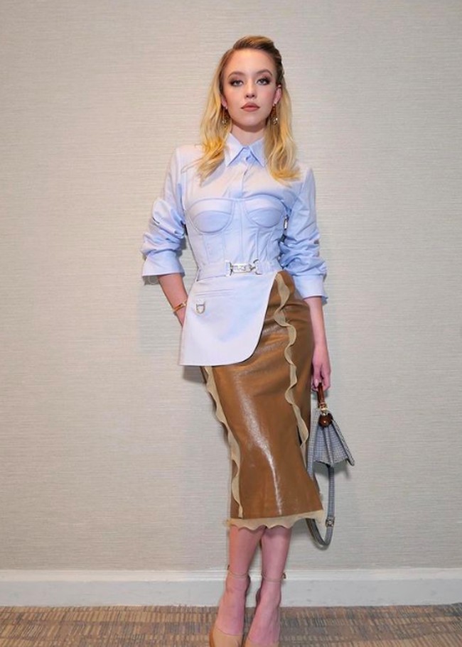 “Orang lupa bahwa aku memerankan karakter. Mereka pikir, ‘oh dia bugil di depan layar, dia adalah simbol seks.’ Dan aku tidak bisa melakukan apa-apa,” ungkap Sydney. Foto: dok. Instagram/@sydney_sweeney