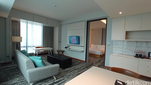 Untuk tipe kamar Sky Suite dengan luas 50 meter per segi dimulai dari Rp 1,2 juta per malam. Kamarnya cocok untuk traveler yang menginap bersama keluarga. (bonauli/detikcom) Untuk tipe kamar Sky Suite dengan luas 50 meter per segi dimulai dari Rp 1,2 juta per malam. Kamarnya cocok untuk traveler yang menginap bersama keluarga. (bonauli/detikcom)