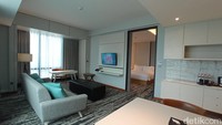 Untuk tipe kamar Sky Suite dengan luas 50 meter per segi dimulai dari Rp 1,2 juta per malam. Kamarnya cocok untuk traveler yang menginap bersama keluarga. (bonauli/detikcom)