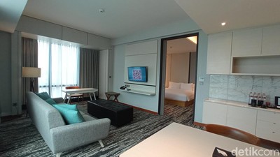 Potret Hotel Nyaman Dekat Bandara, Kamar Luas dan Pemandangannya Pesawat
