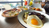 Khusus untuk menu a al carte ada nasi kambing bakar, pizza dan steik salmon yang jadi rekomendasi. (bonauli/detikcom)