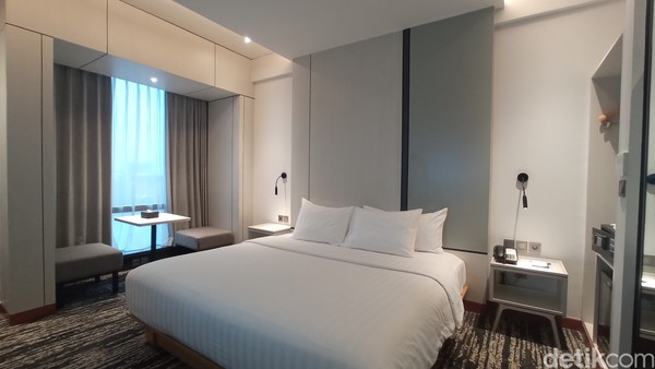 Kamar yang diberikan luas dan sangat nyaman. Harganya pun bersaing, yaitu mulai dari Rp 757.000 per malam untuk tipe kamar Deluxe dan mulai dari Rp 850.000 per malam untuk tipe kamar Deluxe Balcony.(bonauli/detikcom) Kamar yang diberikan luas dan sangat nyaman. Harganya pun bersaing, yaitu mulai dari Rp 757.000 per malam untuk tipe kamar Deluxe dan mulai dari Rp 850.000 per malam untuk tipe kamar Deluxe Balcony.(bonauli/detikcom)
