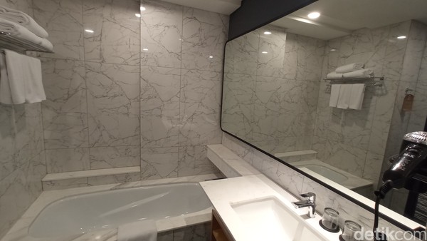 Khusus untuk tipe kamar Sky Suite ada bath tub dan kamar mandi shwoer yang terpisah. (bonauli/detikcom)