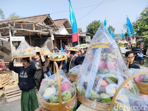 Puluhan Warga Kediri Gelar Tradisi Barikan di Desa Sumbercangkring