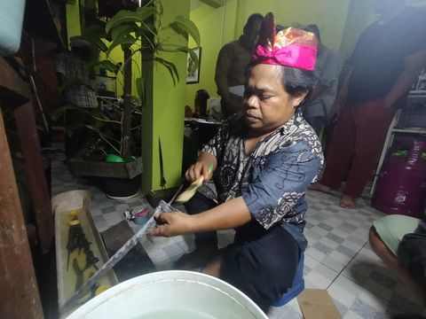 Tradisi memandikan keris malam 1 Suro