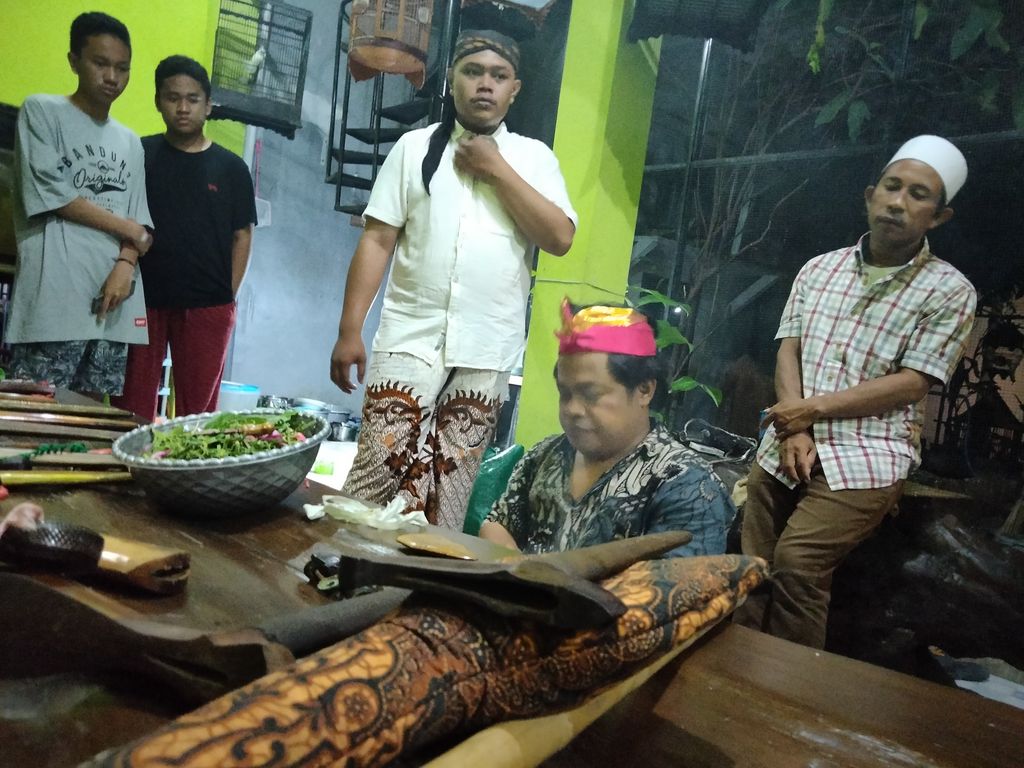 Tradisi memandikan keris malam 1 Suro