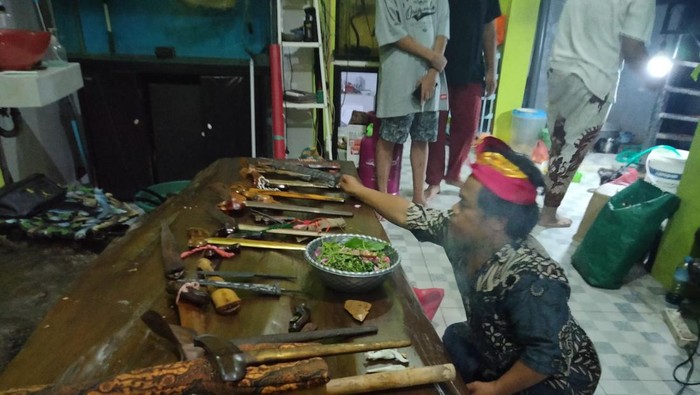 Tradisi memandikan keris malam 1 Suro