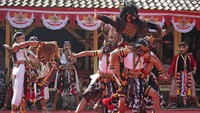 Penari menampilkan Tari Kuda Lumping sakral saat tradisi napak tilas Sultan Trenggono.