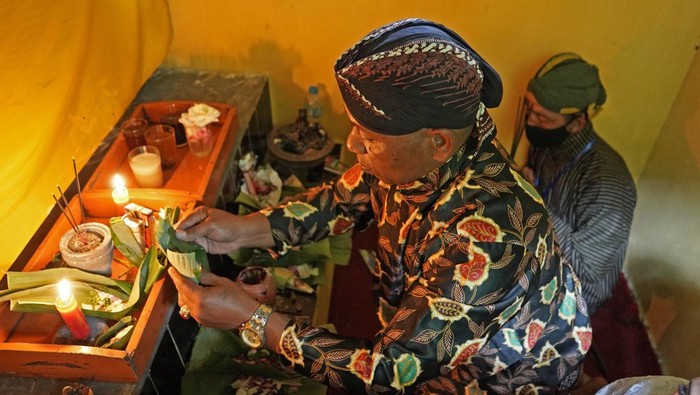Warga memikul gunungan dan nasi tumpeng saat tradisi napak tilas Sultan Trenggono di Giyono, Jumo, Temanggung, Jawa Tengah, Sabtu (29/7/2022). Tradisi turun temurun sejak puluhan tahun silam tersebut rutin dilaksanakan oleh masyarakat setempat setiap tanggal 1 Suro penanggalan Jawa sebagai penghormatan kepada Raja Kerajaan Demak Sultan Trenggono, sekaligus sebagai ungkapan syukur kepada Tuhan YME atas kesejahteraan dan kemakmuran. ANTARA FOTO/Anis Efizudin/rwa.